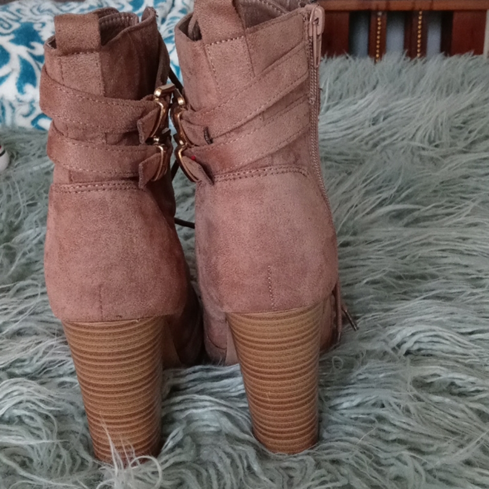 Sexy booties🔥🔥 - Picture 3 of 4